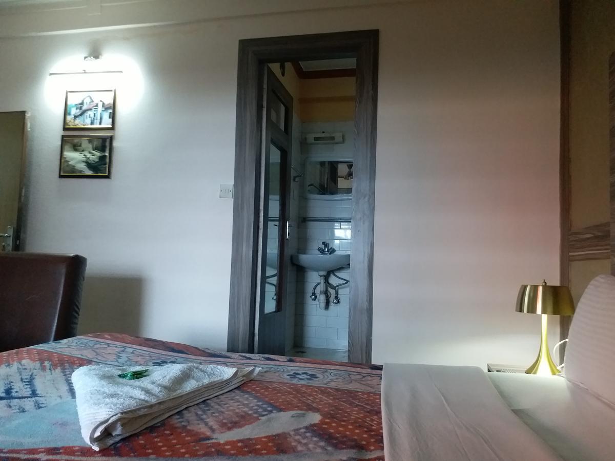Hotel Marigold Pokhara Bagian luar foto
