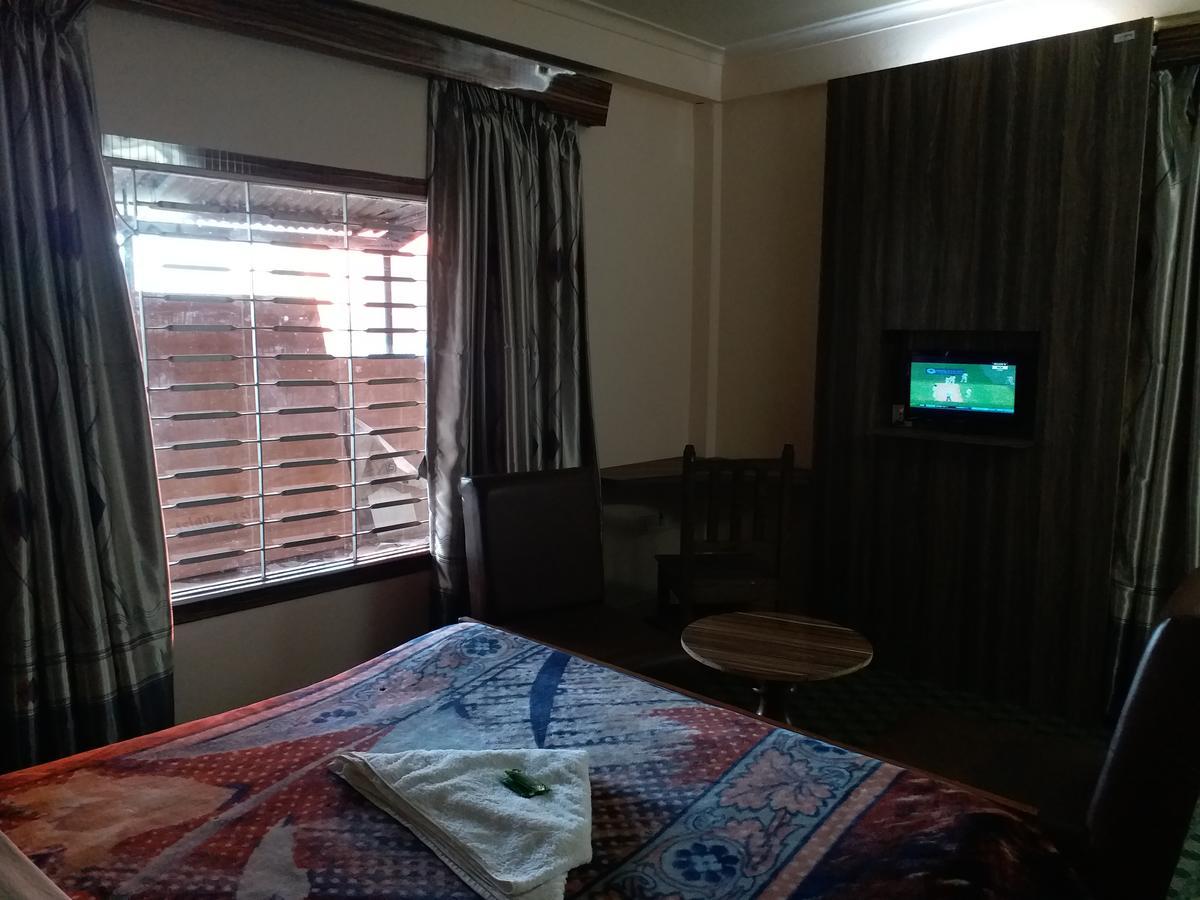 Hotel Marigold Pokhara Bagian luar foto